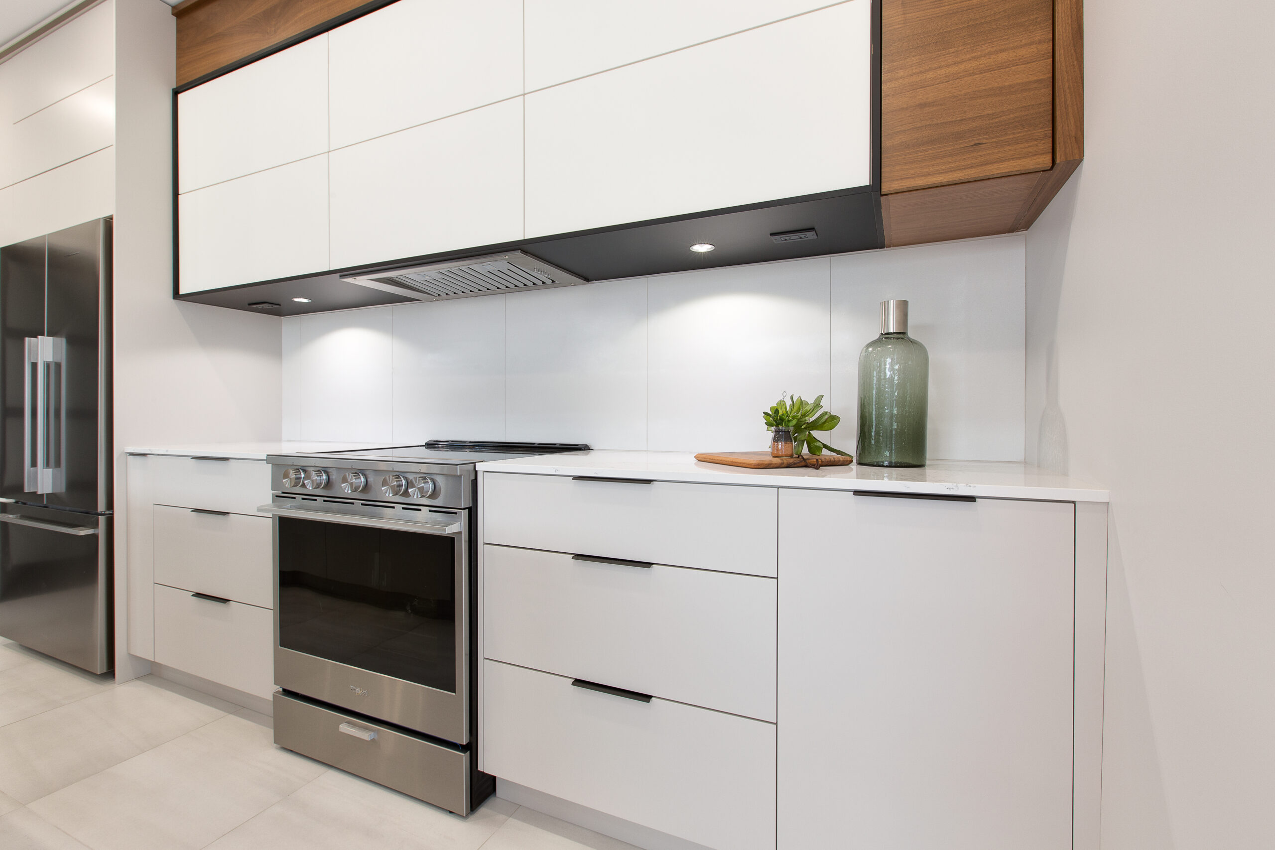 Armoires de cuisine blanches et noyer